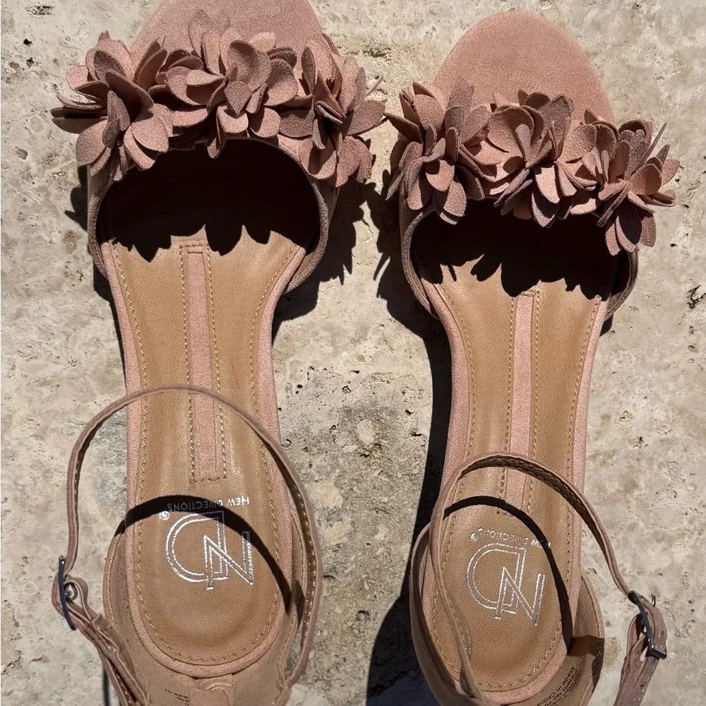 Elegant Floral Women's Sandals in Pink - Picture 11 of 16